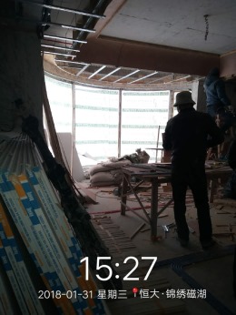 吊顶木工进行中……恒大锦绣磁湖
